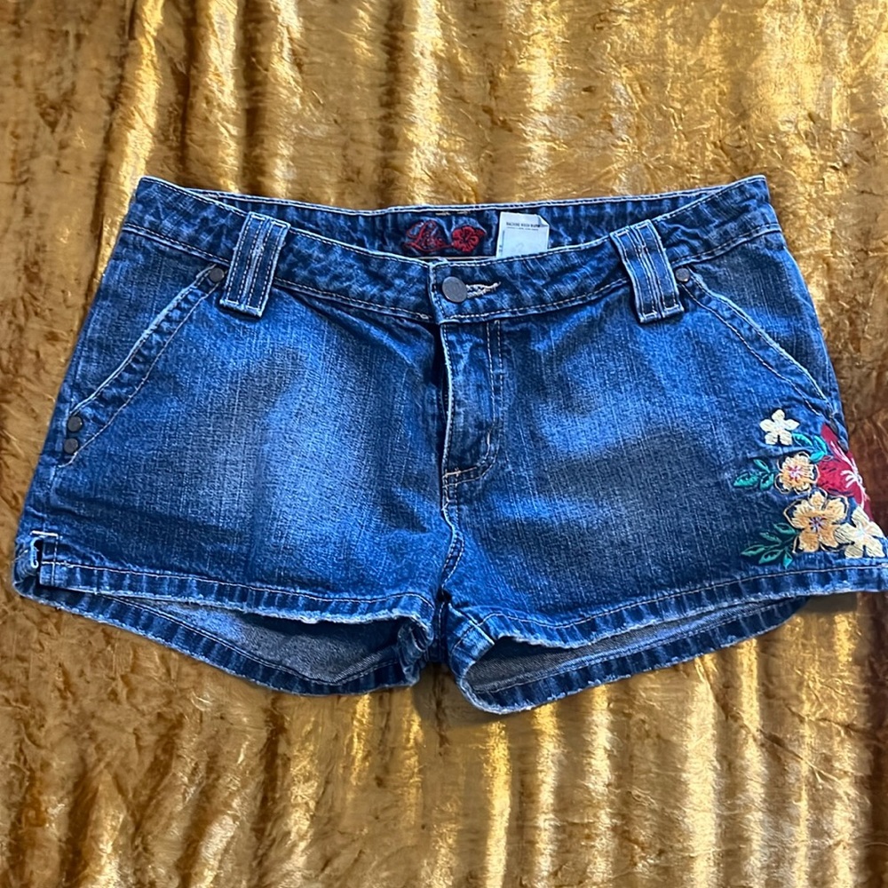 🌺EMBROIDERED JEAN SHORTS